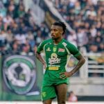 Gledson Paixao mengenakan seragam Persebaya Surabaya di stadion