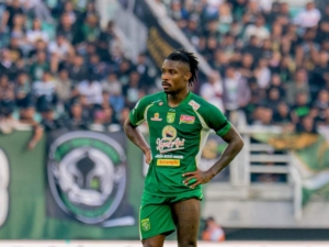 Gledson Paixao mengenakan seragam Persebaya Surabaya di stadion