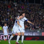 Pemain Inter menguasai bola lawan Venezia