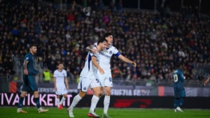 Pemain Inter menguasai bola lawan Venezia