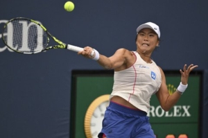 Janice Tjen memukul forehand saat bertanding.