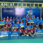 Para juara KBAM 2026 Zona Timur berpose bersama memegang papan hadiah juara di depan backdrop Djarum Foundation di GOR Suryanaga