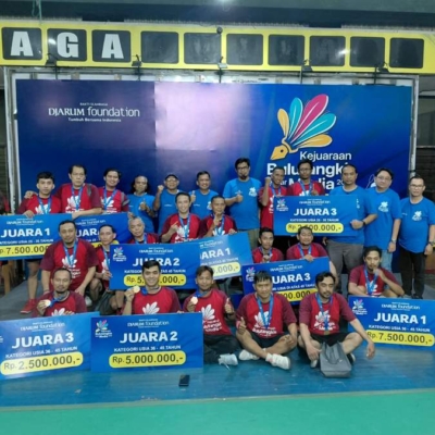Para juara KBAM 2026 Zona Timur berpose bersama memegang papan hadiah juara di depan backdrop Djarum Foundation di GOR Suryanaga