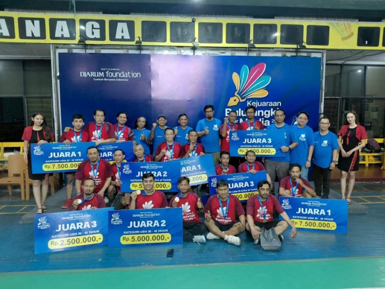 Para juara KBAM 2026 Zona Timur berpose bersama memegang papan hadiah juara di depan backdrop Djarum Foundation di GOR Suryanaga