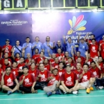 Para peserta Kejuaraan Bulutangkis Antar Media berfoto bersama di GOR Suryanaga