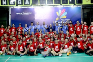 Para peserta Kejuaraan Bulutangkis Antar Media berfoto bersama di GOR Suryanaga