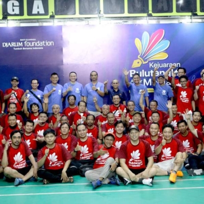 Para peserta Kejuaraan Bulutangkis Antar Media berfoto bersama di GOR Suryanaga