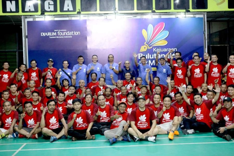 Para peserta Kejuaraan Bulutangkis Antar Media berfoto bersama di GOR Suryanaga