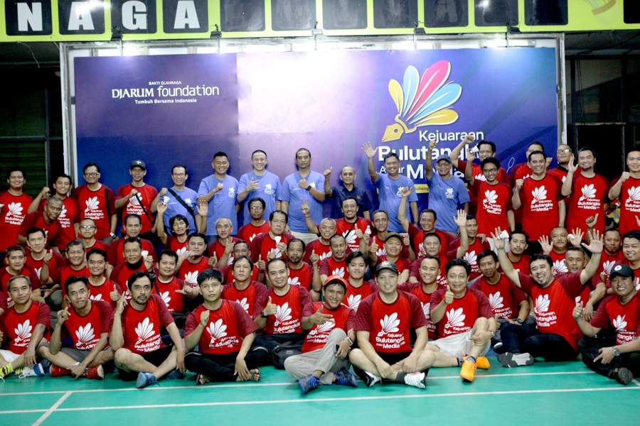 Para peserta Kejuaraan Bulutangkis Antar Media berfoto bersama di GOR Suryanaga