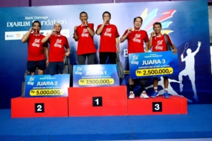 Podium juara KBAM kategori usia di atas 45 tahun dengan papan hadiah Rp7,5 juta, Rp5 juta, dan Rp2,5 juta.