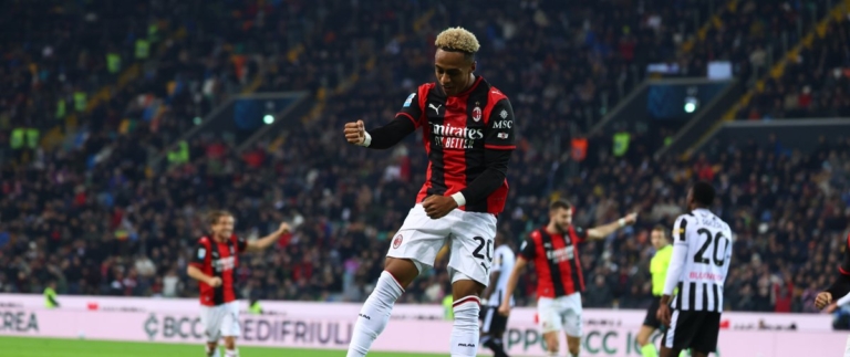 Udinese AC Milan 0-2: Omari Hutchinson merayakan golnya ke gawang Udinese