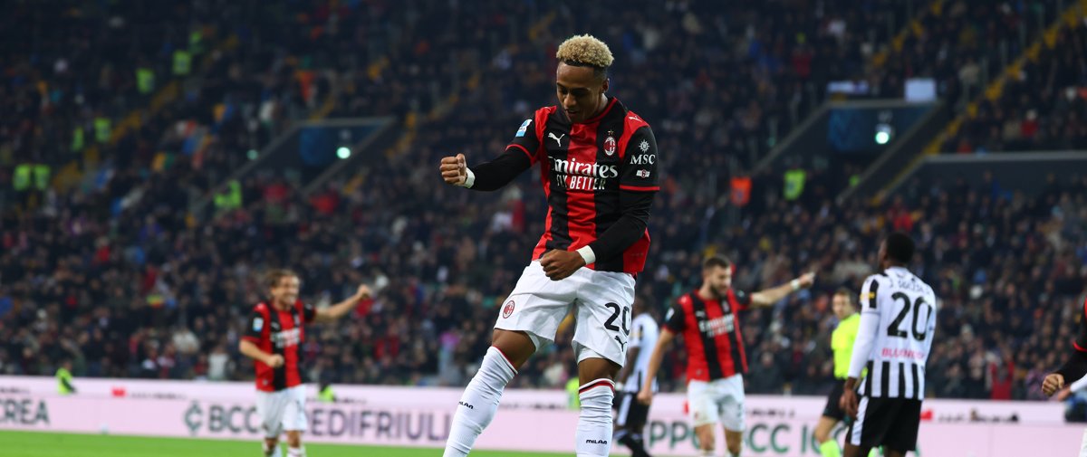 Udinese AC Milan 0-2: Omari Hutchinson merayakan golnya ke gawang Udinese