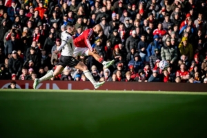 MU vs Bournemouth 0-3: Bryan Mbeumo melepaskan tembakan ke gawang Bournemouth di Old Trafford