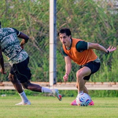 Pemain Persebaya menjalani latihan