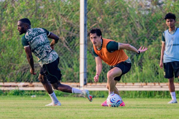 Pemain Persebaya menjalani latihan