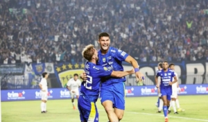 Julio Cesar merayakan gol kemenangan Persib Bandung atas Persik Kediri