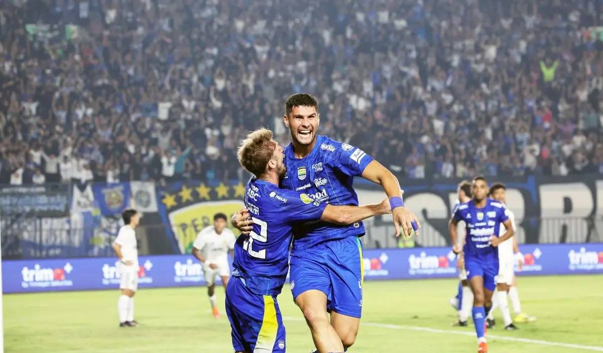 Julio Cesar merayakan gol kemenangan Persib Bandung atas Persik Kediri