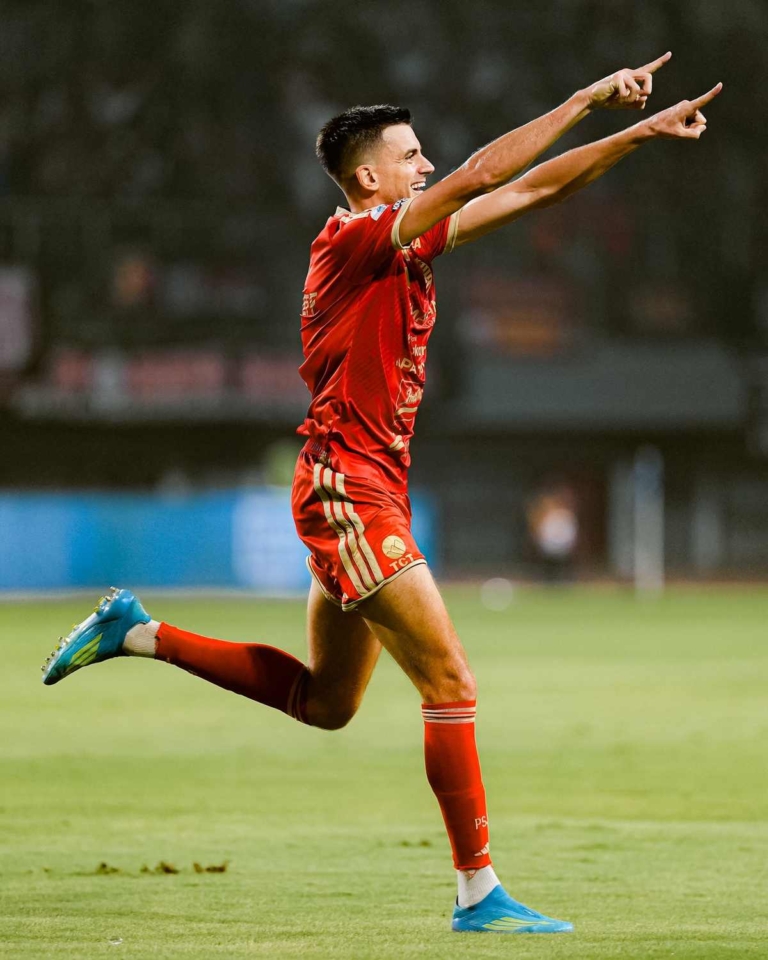 Pemain Persija Jakarta merayakan gol ke gawang Arema FC pada pertandingan Super League 2026/2027 di Stadion Patriot Candrabhaga, Bekasi