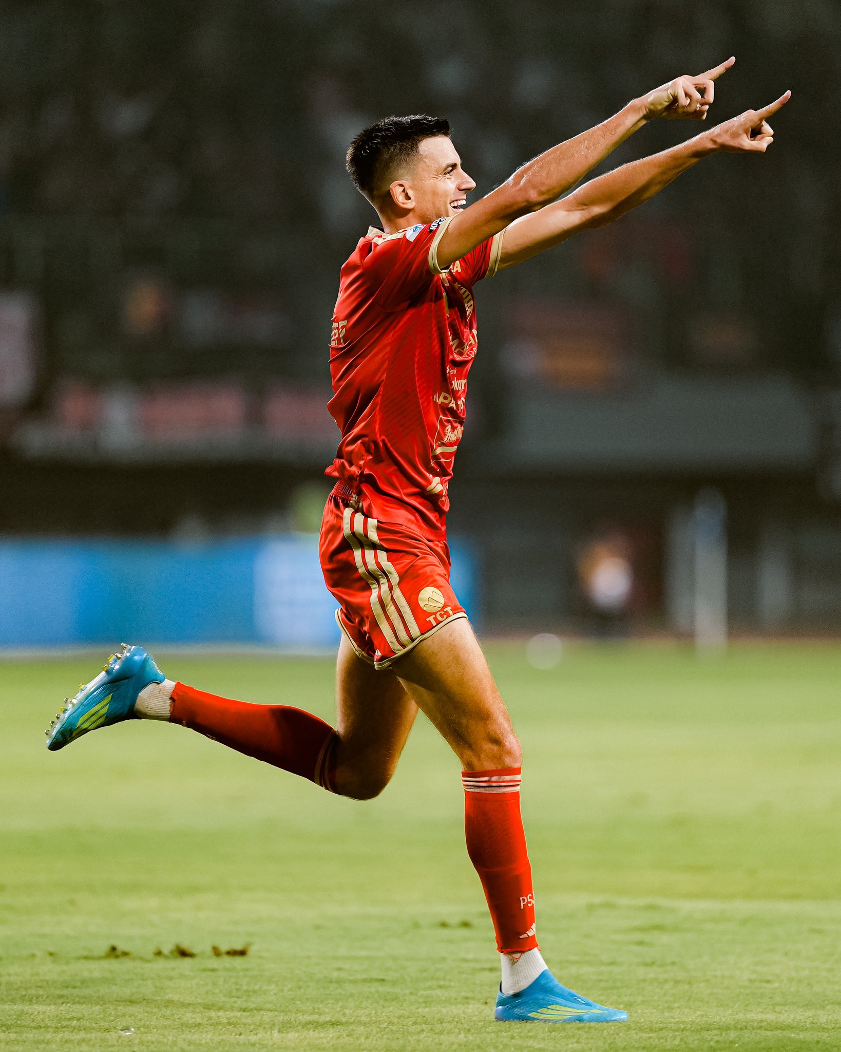 Pemain Persija Jakarta merayakan gol ke gawang Arema FC pada pertandingan Super League 2026/2027 di Stadion Patriot Candrabhaga, Bekasi