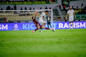 Pemain Persebaya Surabaya berduel dengan pemain PSM Makassar di Stadion Gelora B.J. Habibie Parepare