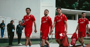 Pemain Timnas Indonesia berjalan menuju lapangan