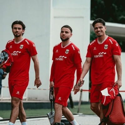 Pemain Timnas Indonesia berjalan menuju lapangan
